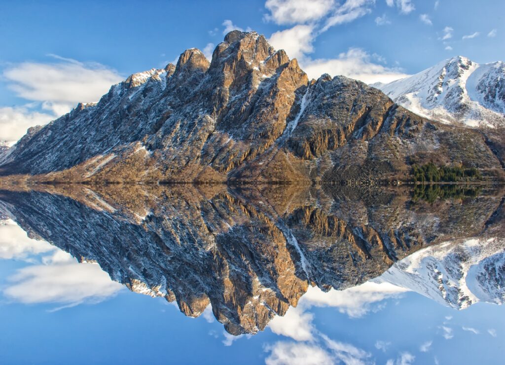 Montagne se reflétant dans l'eau