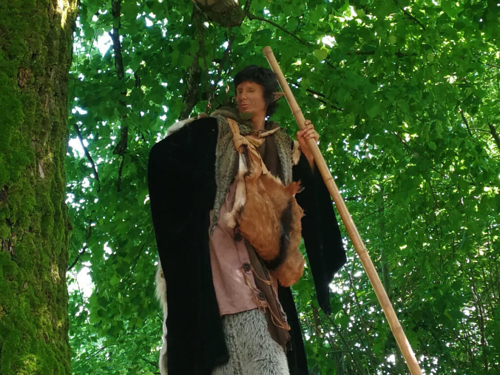 Conteur faune : un elfe sur des échasses