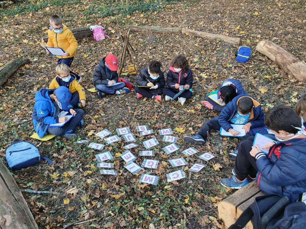 Des enfants font école dehors
