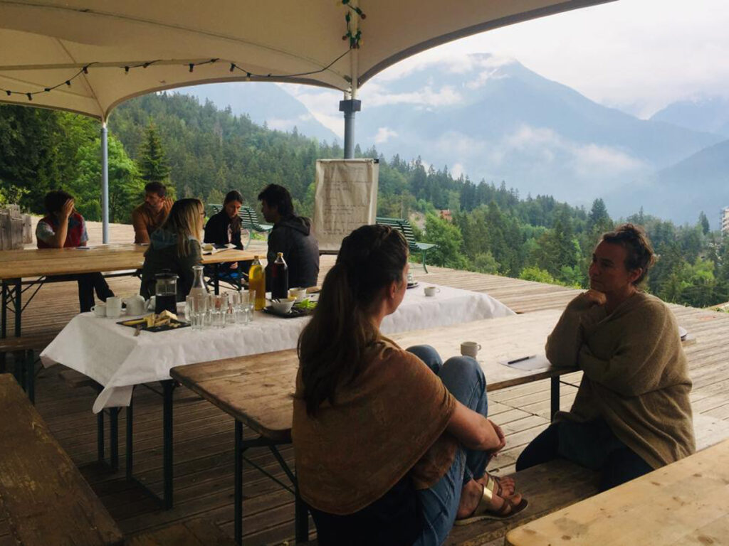 Des personnes échangent ensemble sur une terrasse