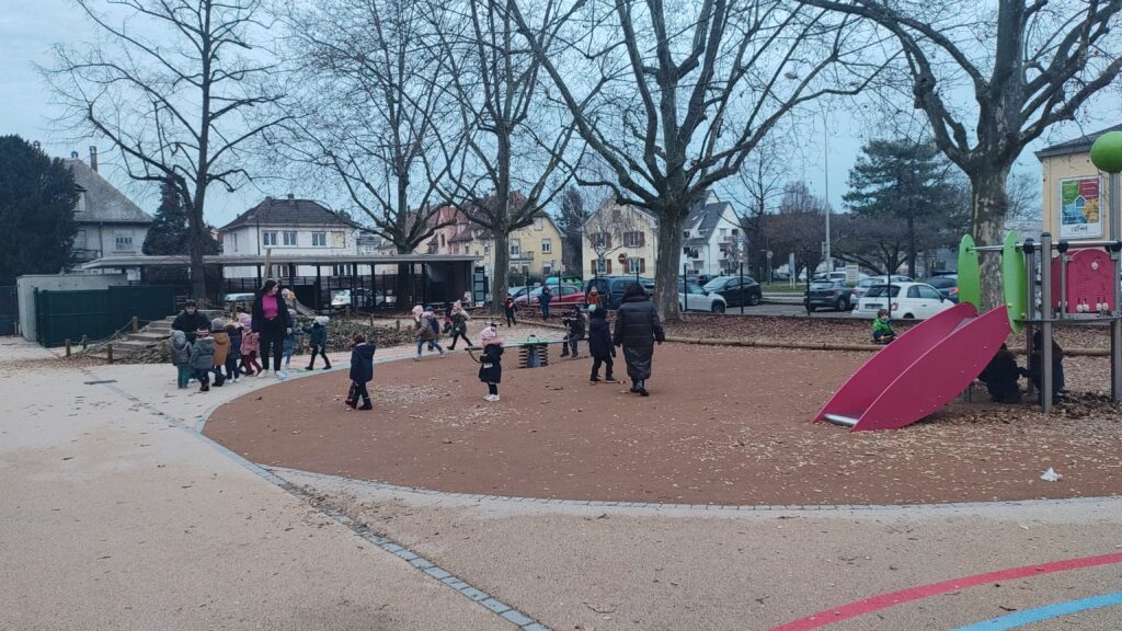 Enfants d'un groupe périscolaire jouant dans une cour