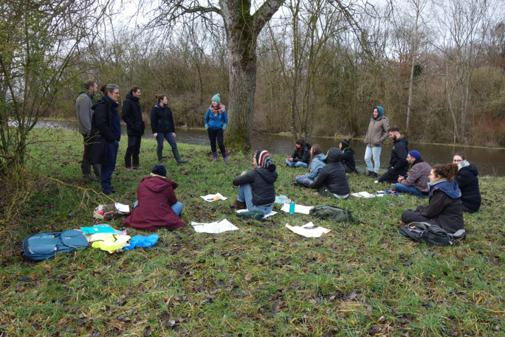 Des animateurs suivent une formation en plein air