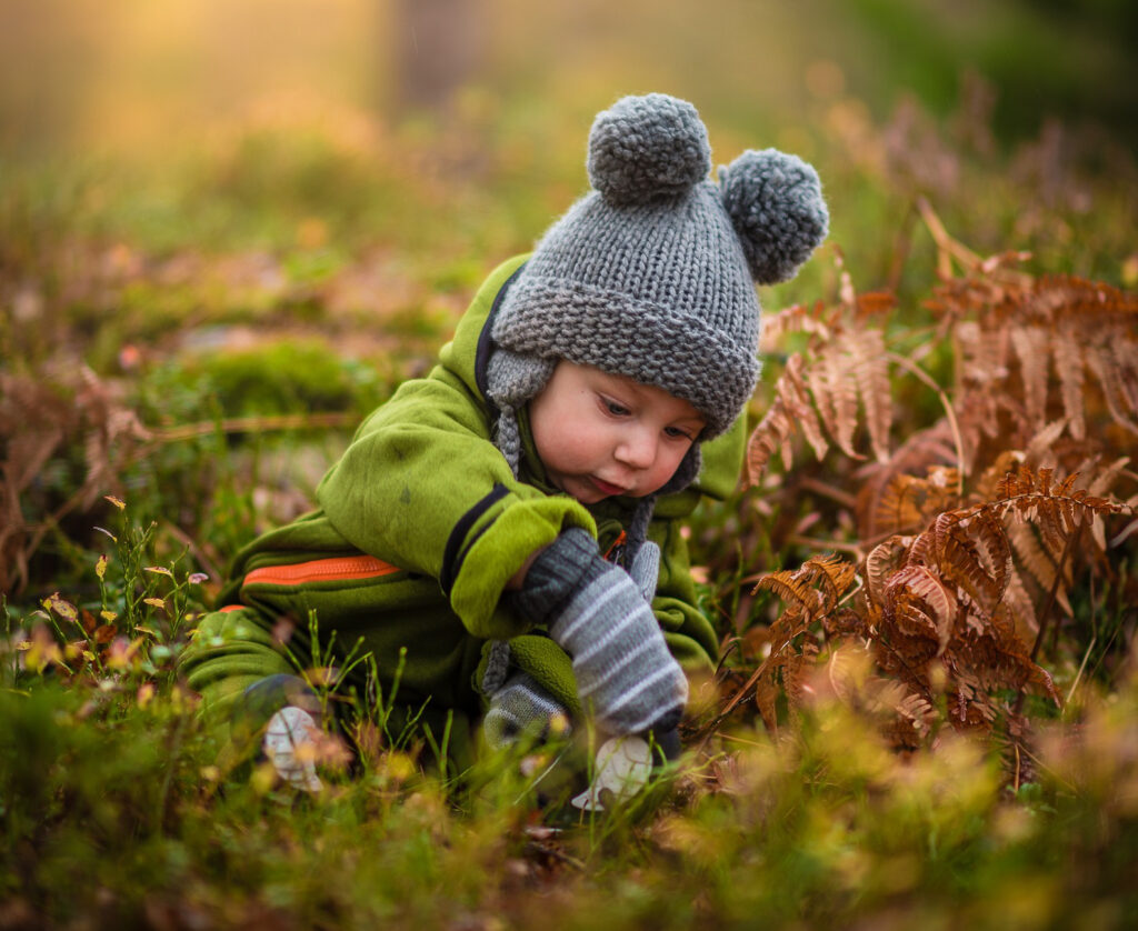 Un bébé joue dans l'herbe