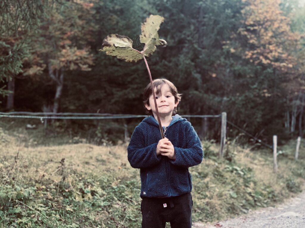 Un enfant porte une feuille